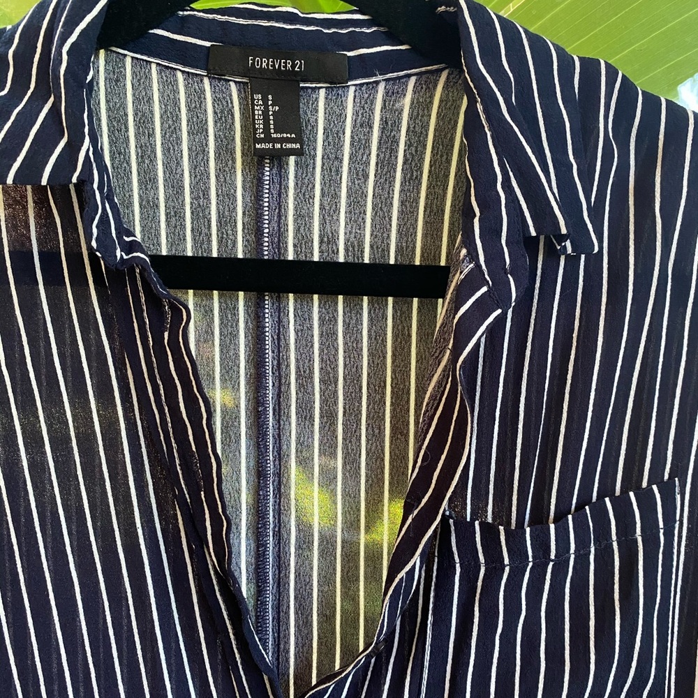 Forever 21 - Stripe button down crop top - Picture 3 of 3